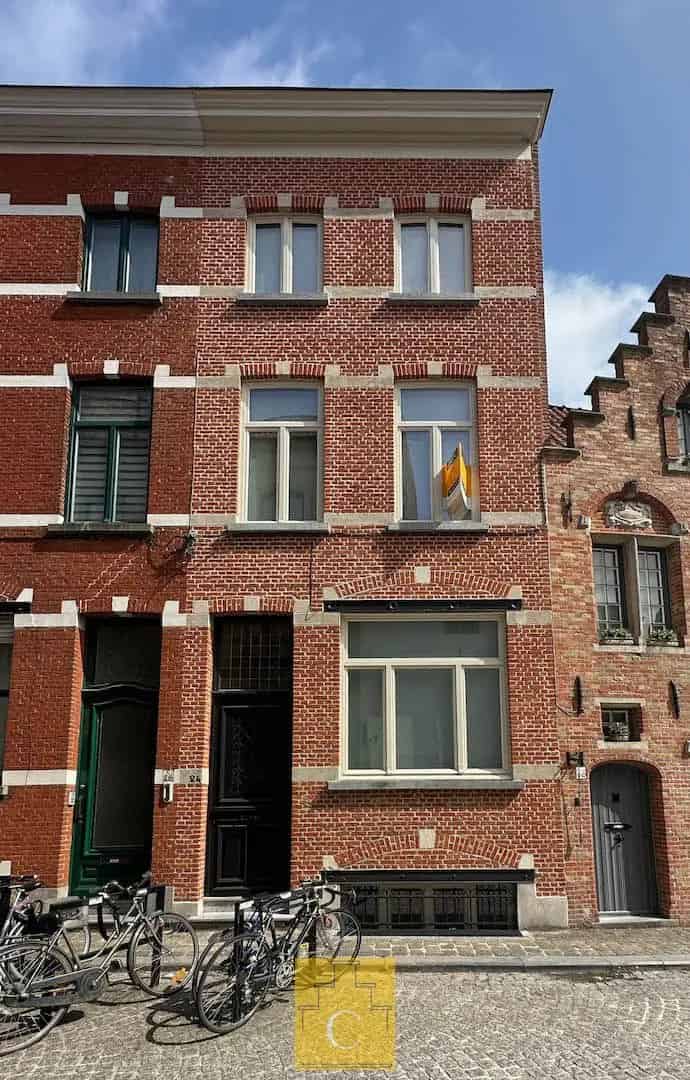 Volledig, tot in de puntjes gerenoveerde stadswoning met lift op zeer centrale ligging