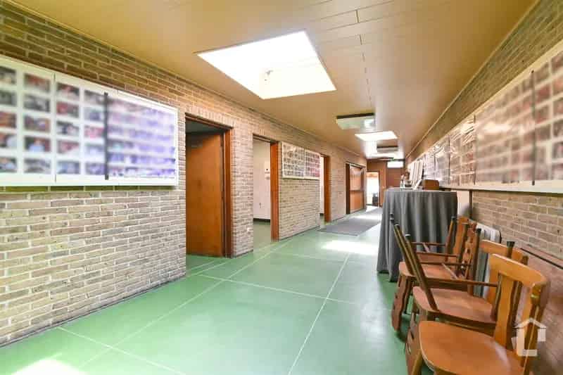 Handelspand met feestzaal op prachtig terrein met bos
