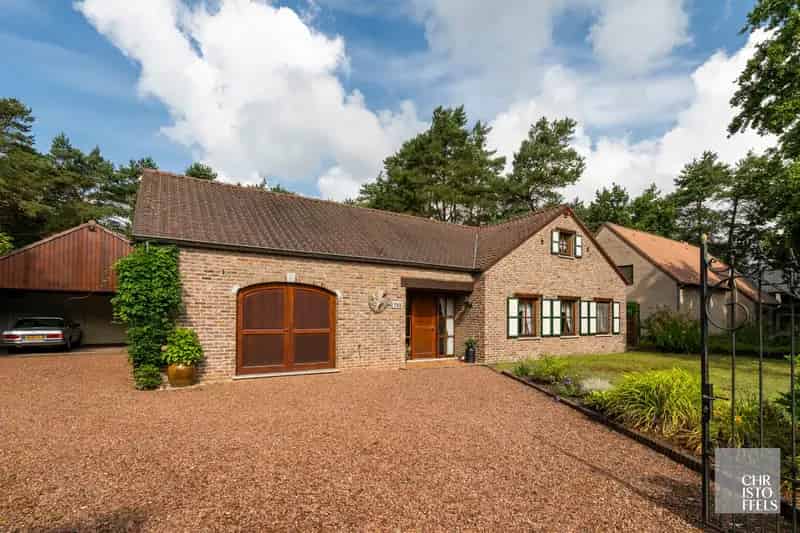 Landhuis met zwembad (243m²) in bosrijke omgeving te Maasmechelen!