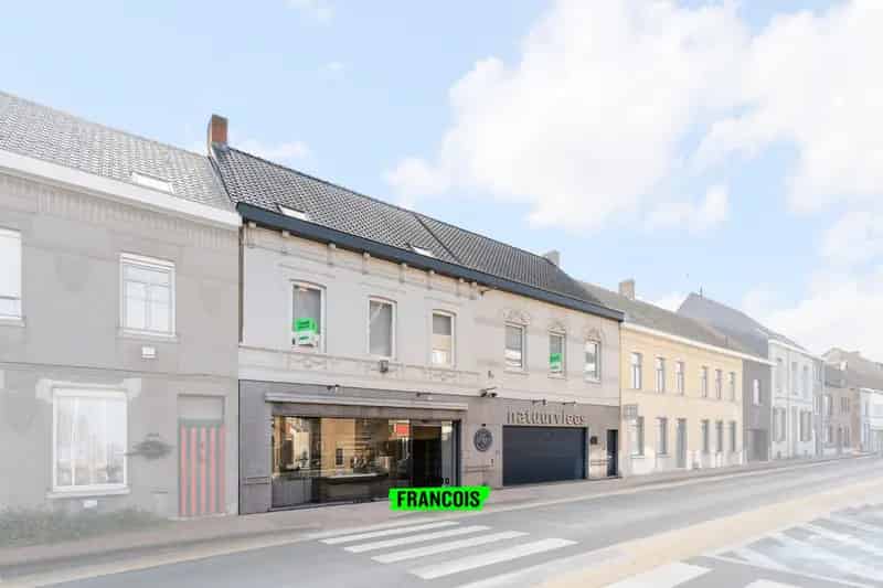 Handelspand met mogelijkheden en dubbel appartement te koop in Lichtervelde