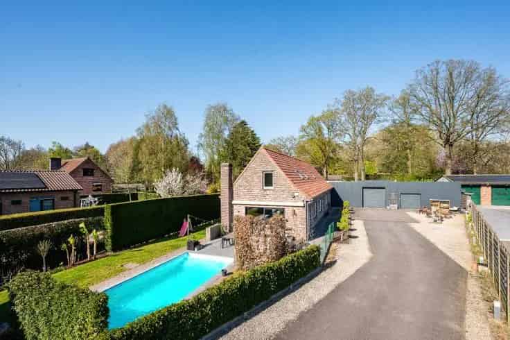 Charmante Hoeve met Magazijn te Koop