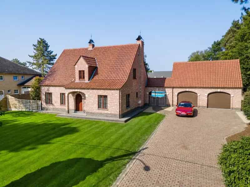 Ruime villa met 5slk en verwarmd zwembad op 2450m²