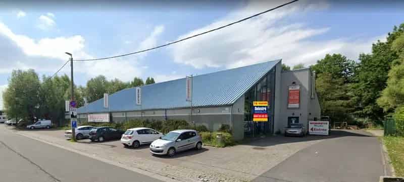 RUIM COMMERCIEEL GEBOUW MET PARKING