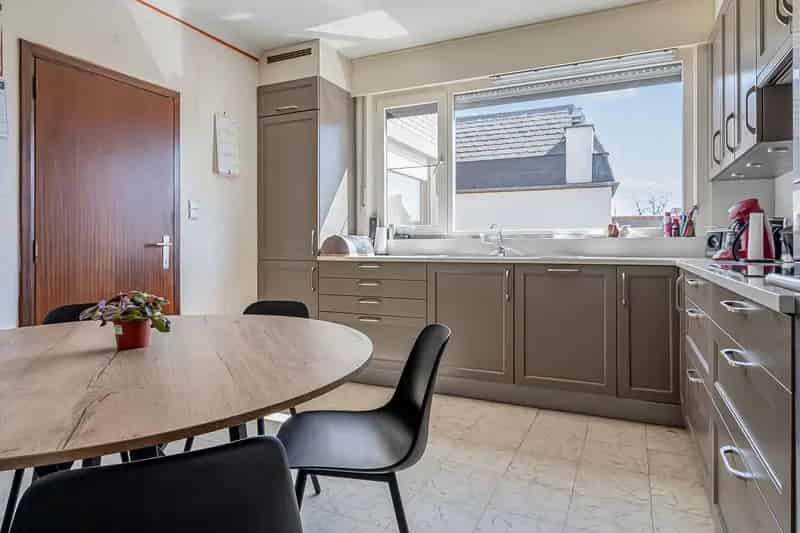 Zeer ruime woonst met 4 slaapkamers nabij Berlare centrum