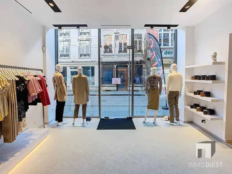 Handelspand met bovenliggende woonst