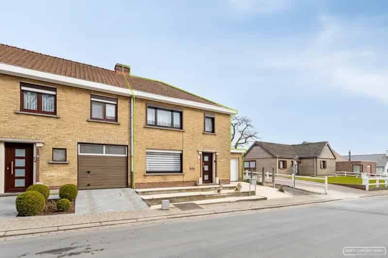 Halfopen woning in rustige wijk, pal in Anzegem centrum