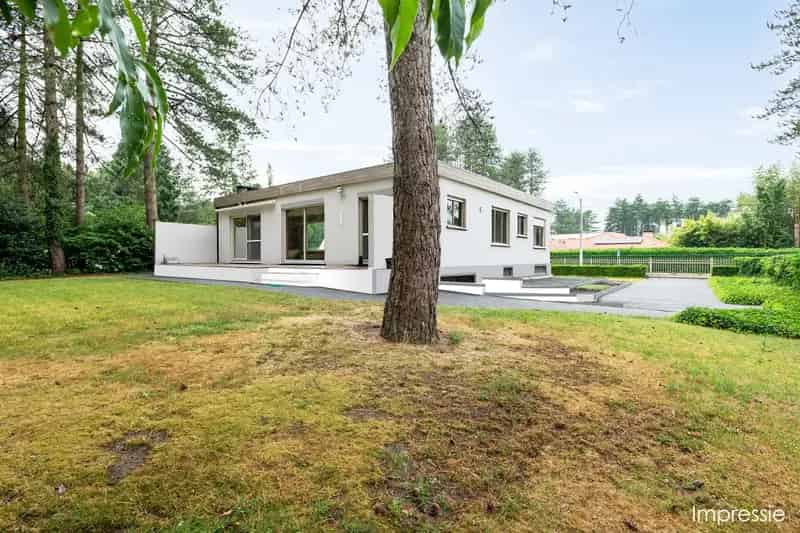 Deze residentieel gelegen woning met groene tuin biedt u veel mogelijkheden.
De eigendom omvat drie slaapkamers, één badkamer, en beschikt over twee garages. Het perceel heeft een totale oppervlakte van 2800 m², inclusief een ruim terras. 
Voldoende parke