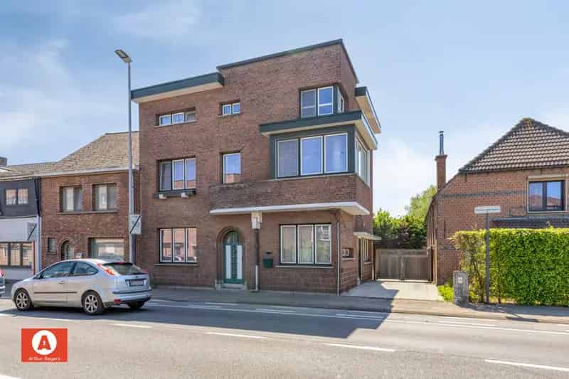Half-open bebouwing met karaktergevel, 6 slpks & garage.