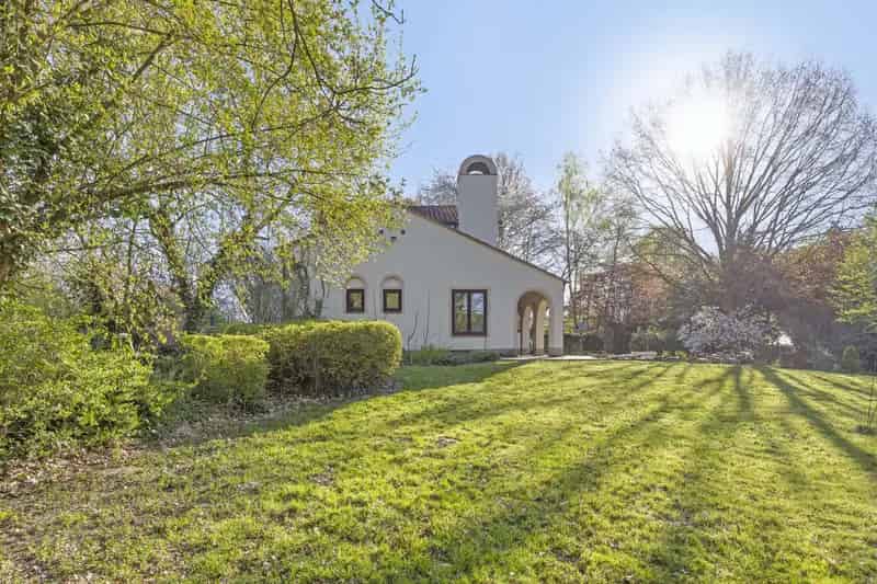 Rustig gelegen villa met potentieel in het groen