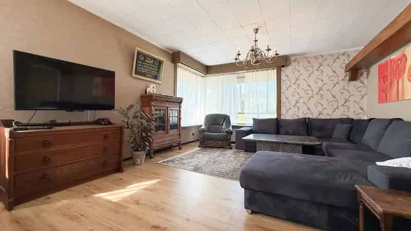 Vrijstaande woning met hangar en groot stuk grond-13.000m²!