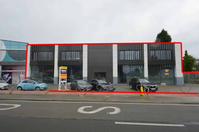 COMMERCIEEL GEBOUW BAANLOCATIE MET PARKING NABIJ MCDONALDS