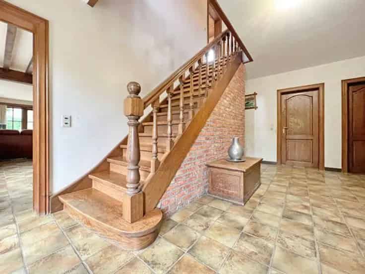 Villa Te Koop: Ruime gezinswoning met 4 garages