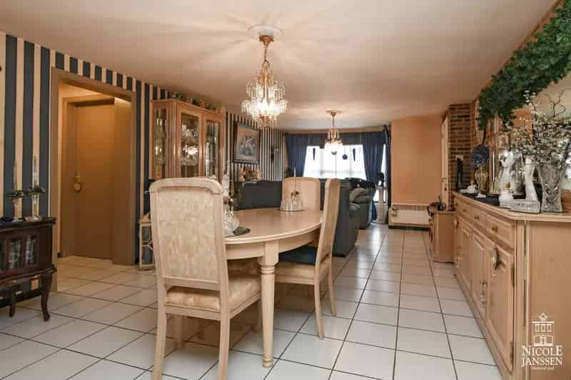 Interessant opbrengstgebouw met 4 appartementen en 2 handelsruimtes