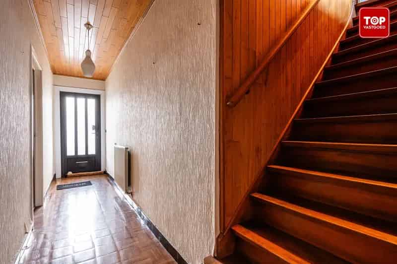 Totaal te renoveren woning met 4 slaapkamers en leuke tuin.