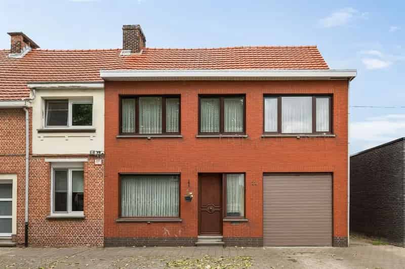 Half open bebouwing in een rustige straat met 2 à 3 slpks, tuin en garage