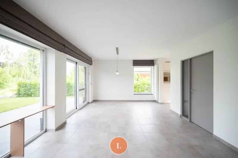 recente halfopen woning in een rustige wijk