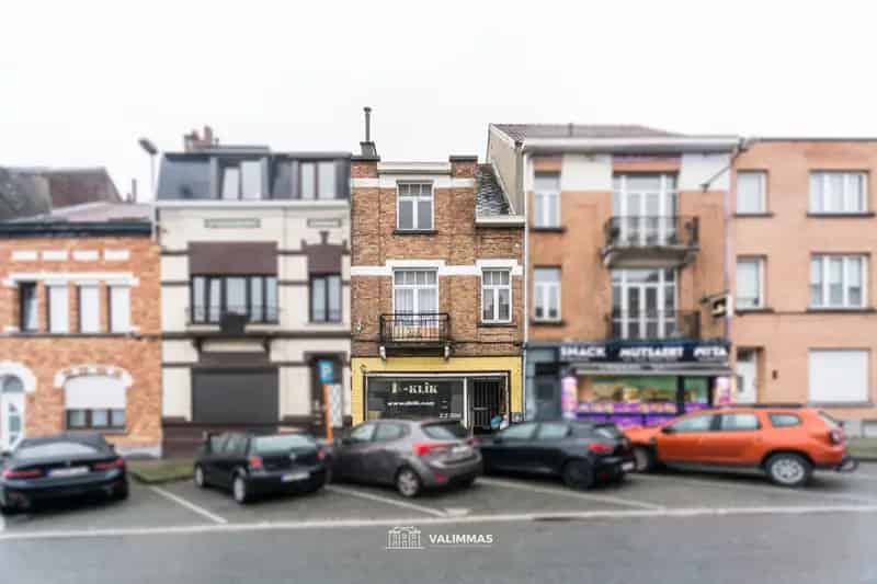 Een te renoveren (handels)woning met atelier en tuintje...