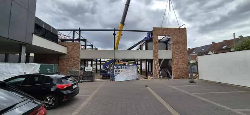 MULTIFUNCTIONEEL COMMERCIEEL GEBOUW INCL. PARKING