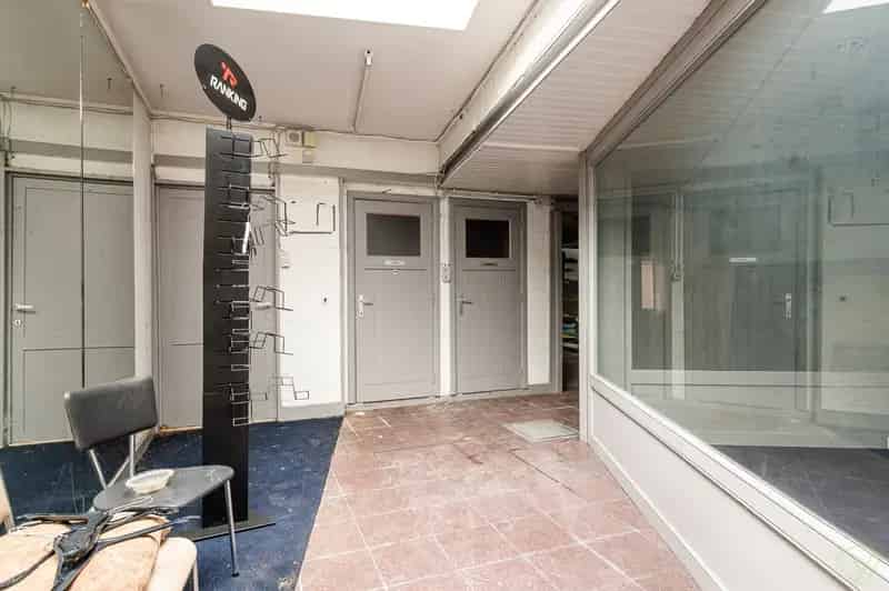 Ruime handelswoning op een gunstige commerciële ligging!