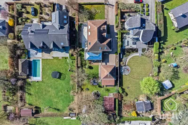 Tijdloze villa in doodlopende straat aan het bos