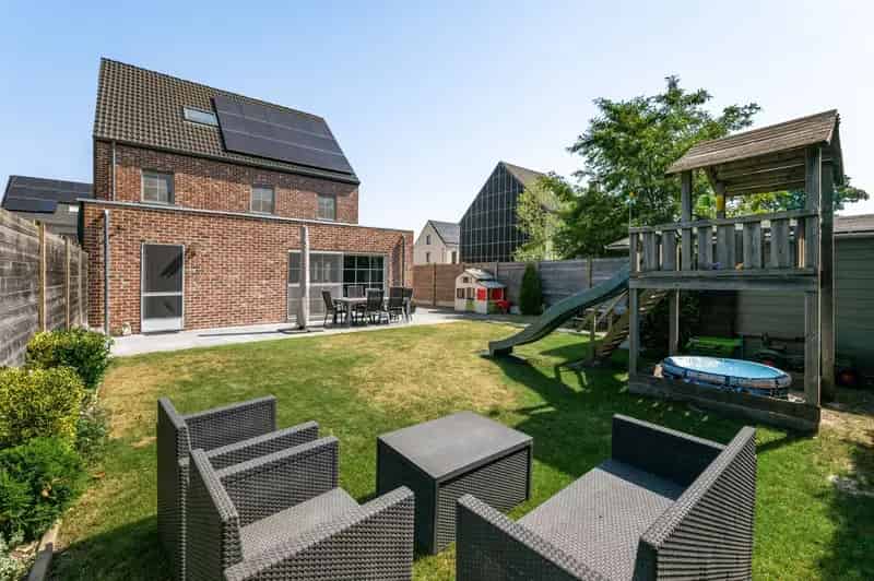 Instapklare gezinswoning met 5 tot 6 slaapkamers en zonnige tuin