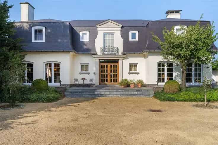 Franse Villa Te Koop met Zwembad en Grote Tuin