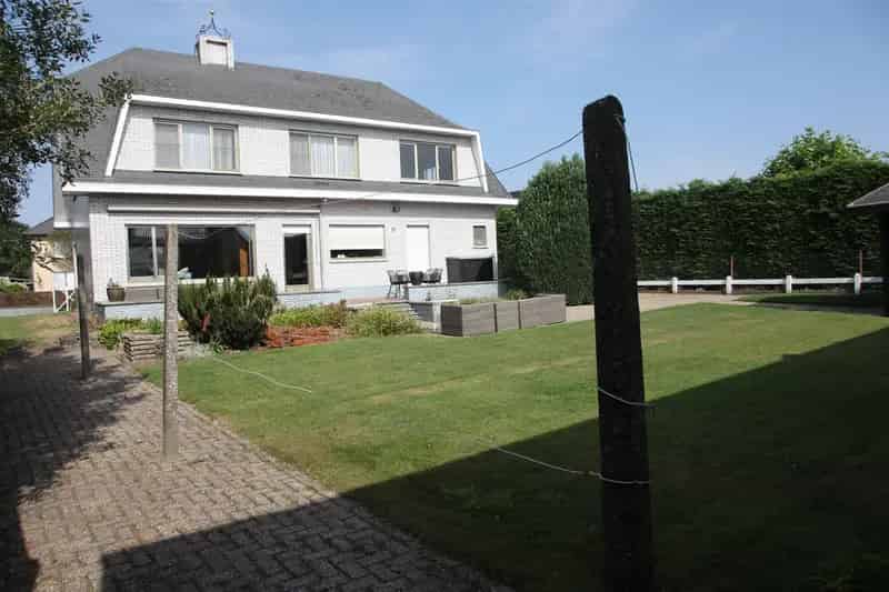 Te renoveren woning met 4 slpks. op ca 787 m² grond