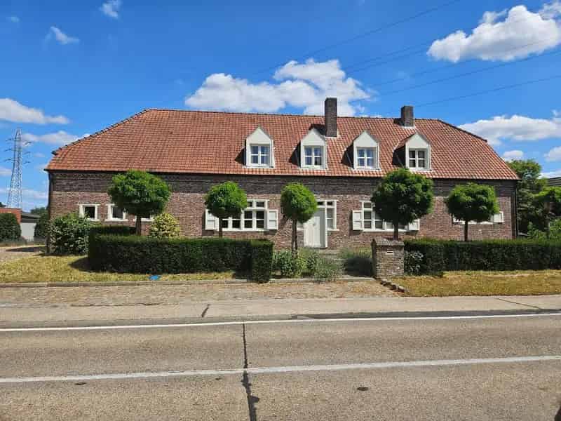 Ruime gezinswoning met 5 slaapkamers in Mol met zicht op groen!