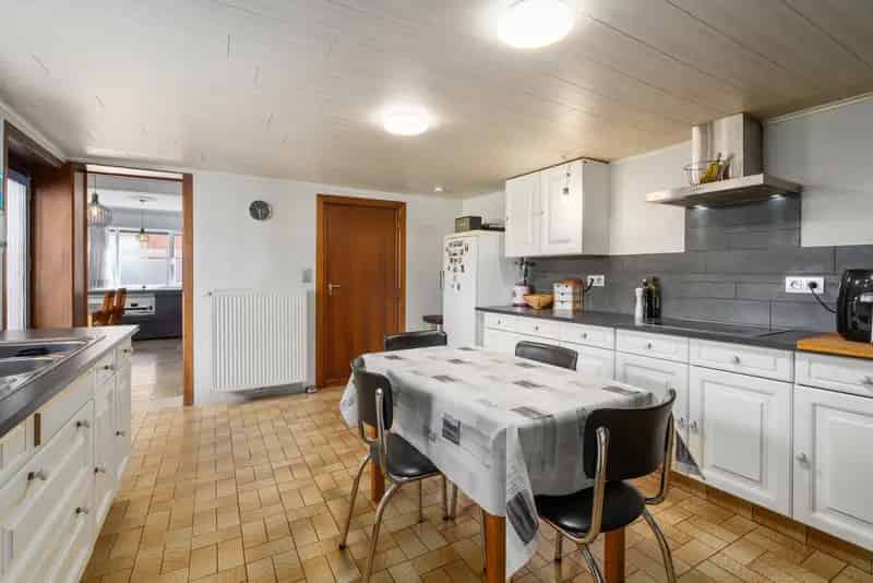 Instapklare halfopen bebouwing met 4 slaapkamers en tuin