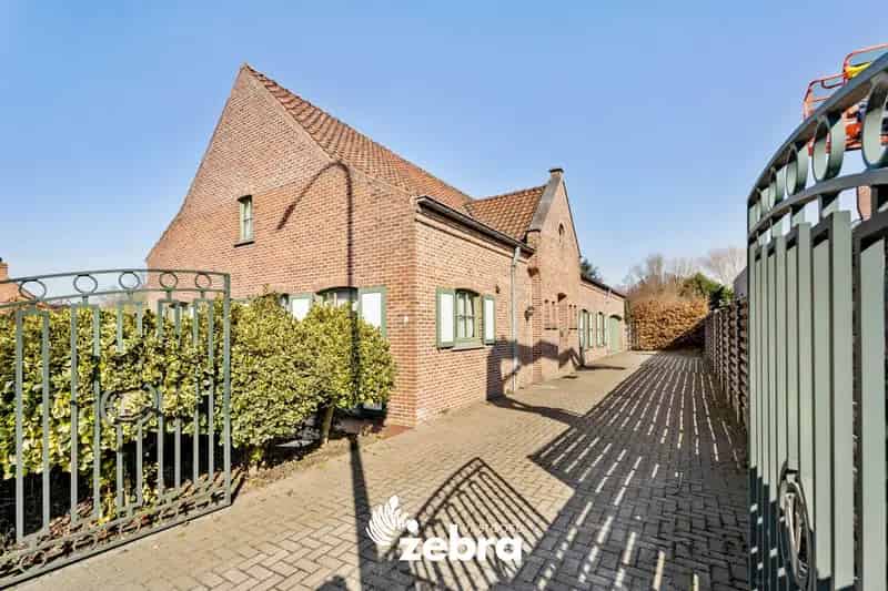 Te renoveren villa met sauna nabij Izegem