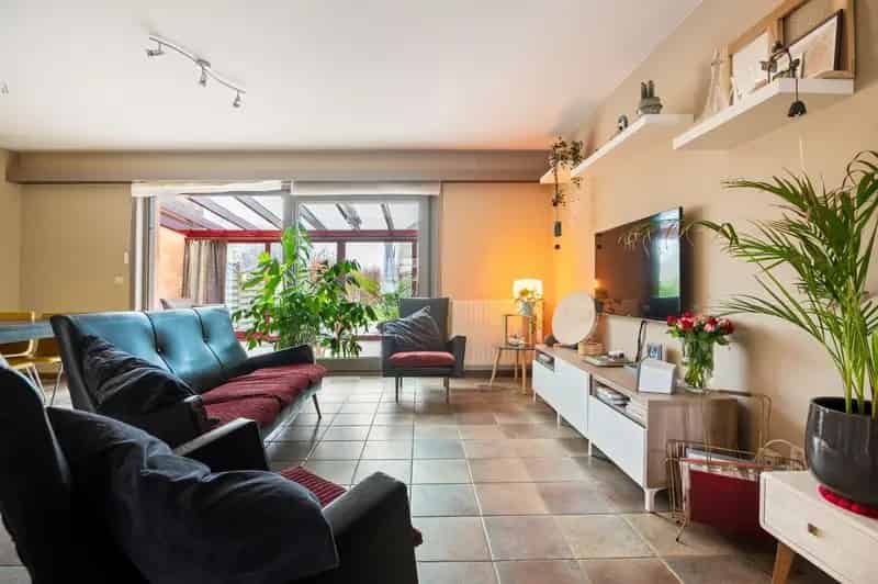 Gezinswoning met 4/5 slaapkamers en garagebox.