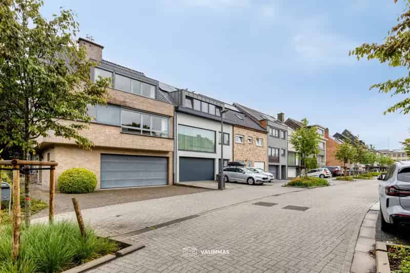 Residentieel gelegen driegevelwoning met garage, tuin...