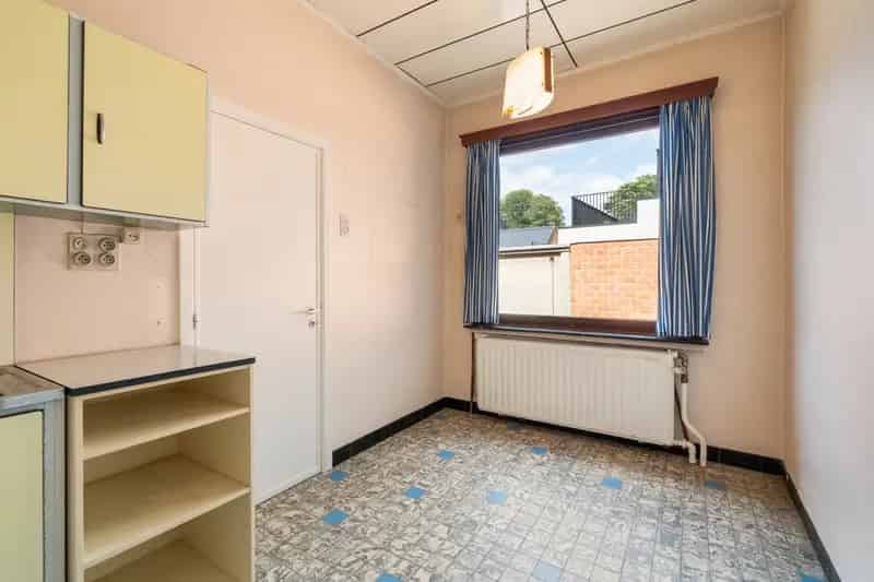 Te renoveren stadswoning met tuin én magazijn in het centrum van Lede

Ben je op zoek naar een woning met potentieel én extra ruimte voor je hobby of zelfstandige activiteit? Deze te renoveren stadswoning in het hart van Lede combineert een centrale liggi