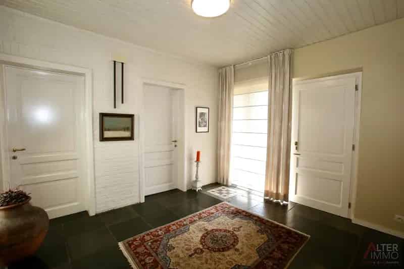 Uitstekend gelegen, gelijkvloerse woning in een tijdloze architectuur met 3 grote slaapkamers op een perceel van 12a 77ca vlakbij Zonhoven centrum.