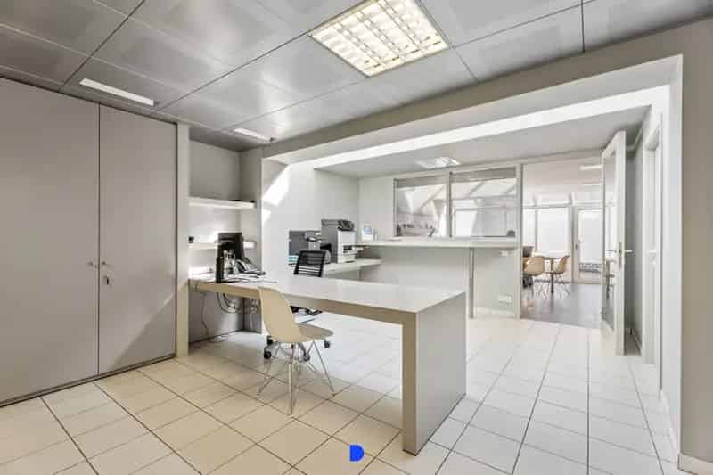 Instapklare kantoorruimte met appartement centrum Meulebeke