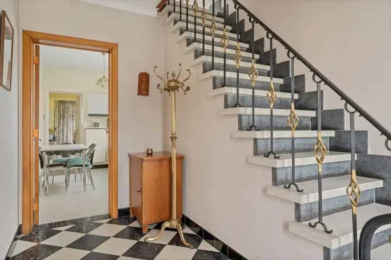 Rustig gelegen, op te frissen ruime woning op 5225 m².