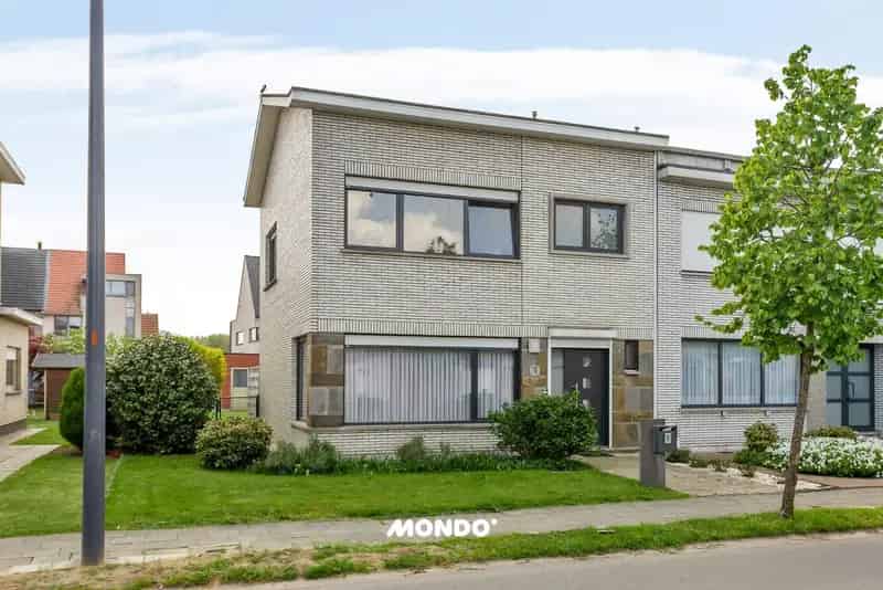 half-open bebouwing met twee garageboxen