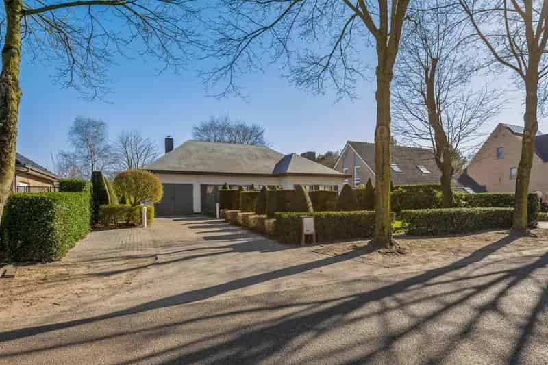 Ruime woning met 4 slaapkamers en groot weiland van 1700 m²
