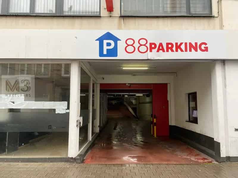 Volledige parkeergarage te koop met 181 autostaanplaatsen naast Turnhoutsebaan Antwerpen.