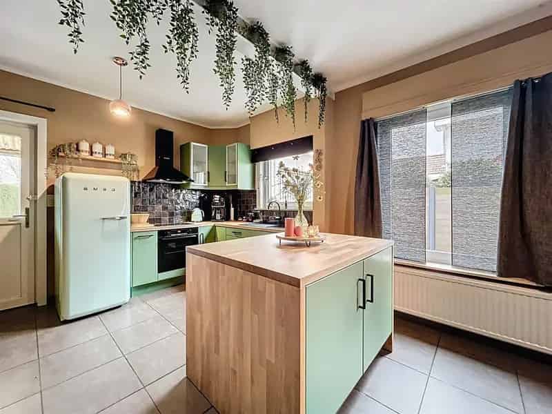 Instapklare open bebouwing met 3 slaapkamers op terrein van 919m²!