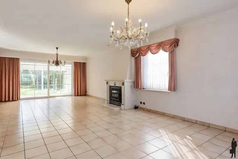 Te renoveren villa op toplocatie met veel potentieel!