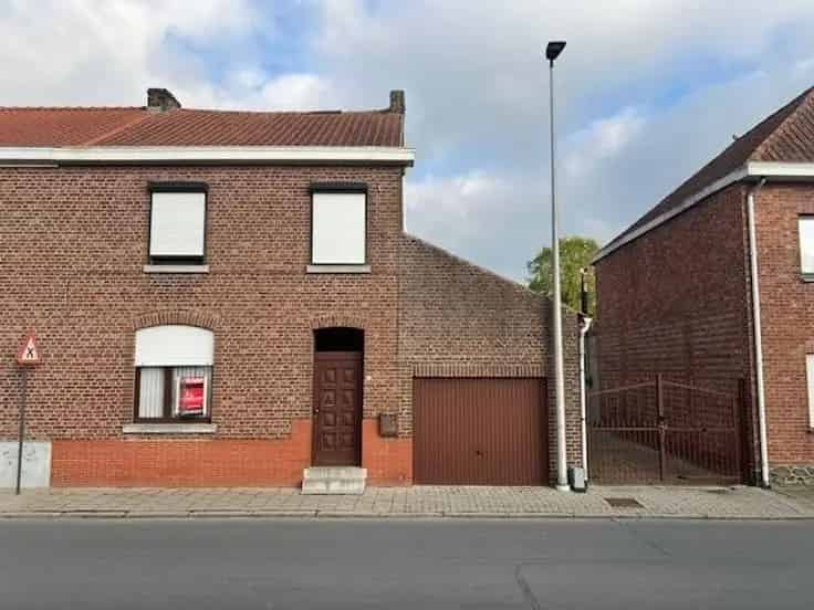 Te renoveren 3-gevelwoning met 3 slaapkamers en 2 garages