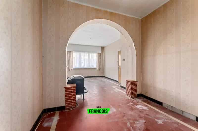 Te renoveren appartement met gezellige stadstuin op de Konterdam, Oostende.