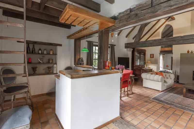Te renoveren hoeve in het groene Wambeek op grond van 23are.