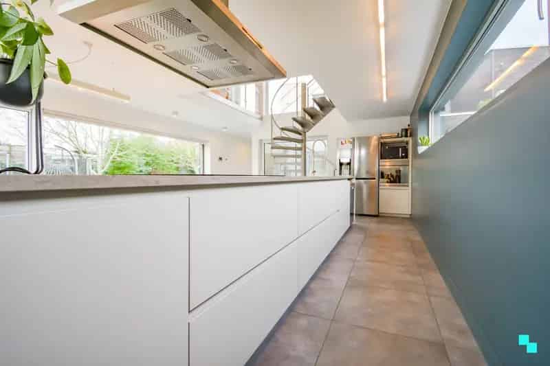 Bijzonder lichtrijke, moderne woning met zwembad te Izegem