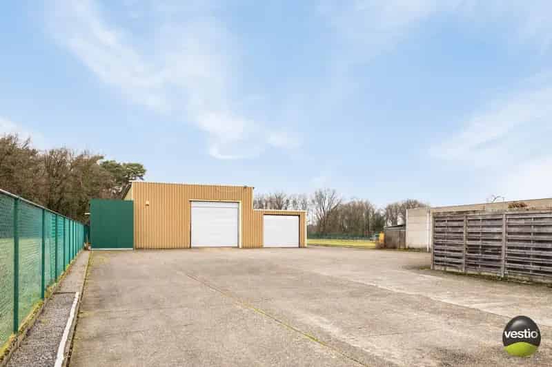 RUIME VILLA MET 430 M² WERKPLAATSEN OP 1,2 HECTARE