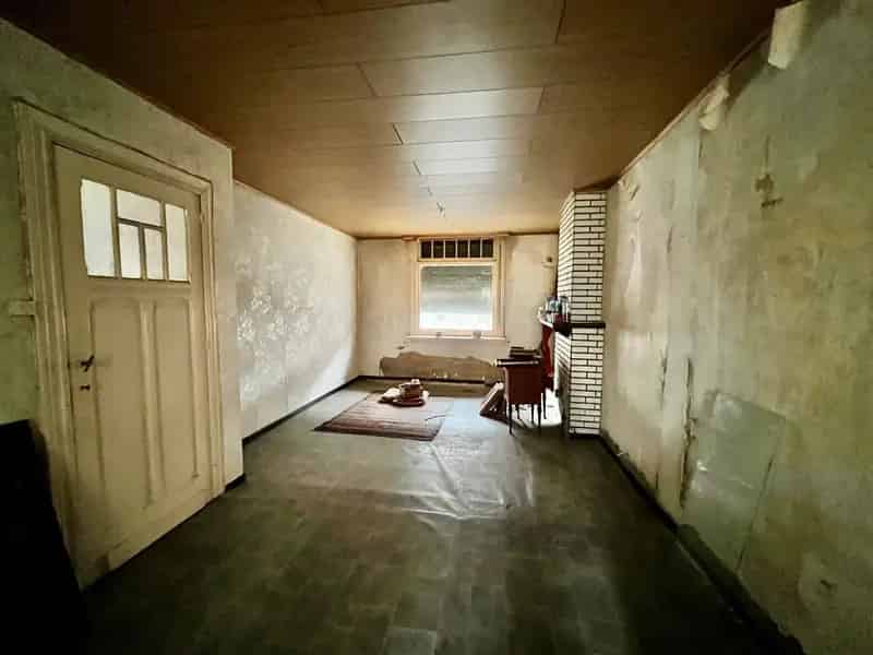 Totaal te renoveren gezinswoning met garage.