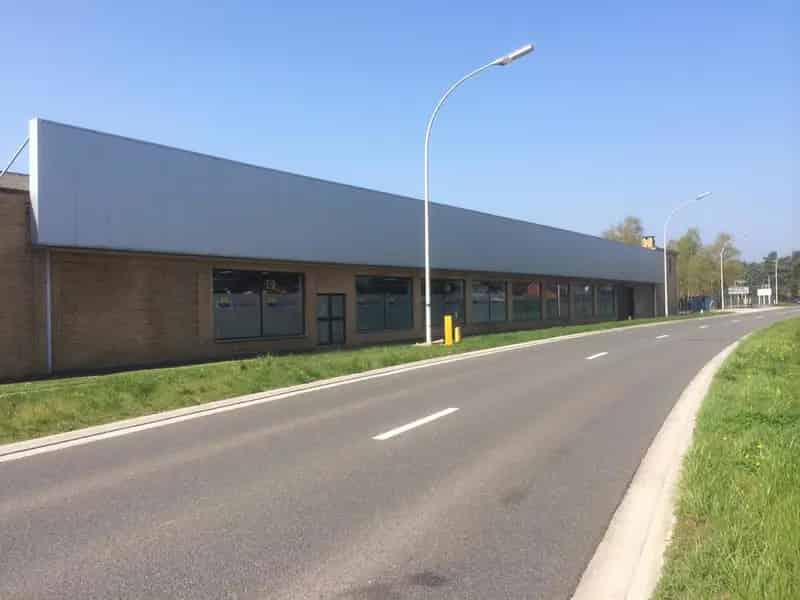GENK TE HUUR: Grote bedrijfshal-Kantoor-Conciërgewoning