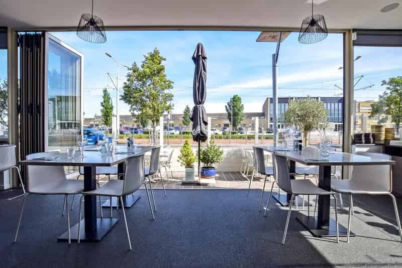 Succesvolle horecazaak met karakter in hartje Nieuwpoort-Stad op de Kaai gelegen.