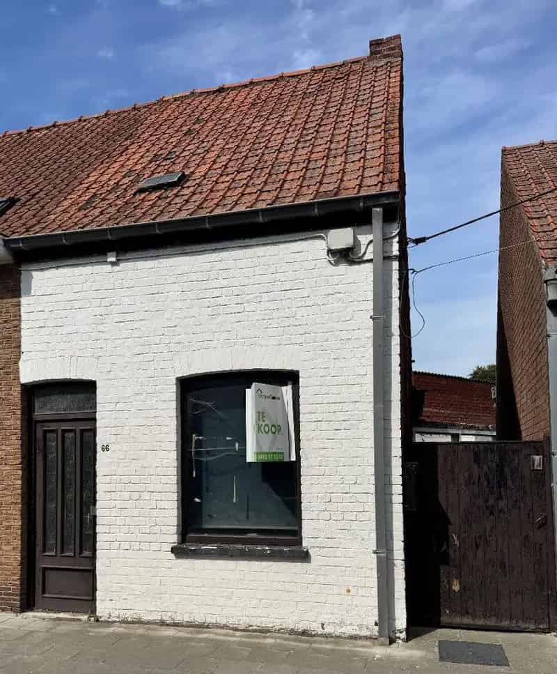 Gedeeltelijk afgebroken woning met potentieel te Koekelare